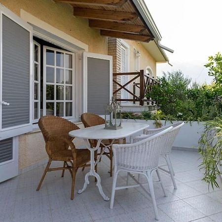 Serene Seaside Bliss - Lush & Secluded Garden Oasis كالاماتا المظهر الخارجي الصورة