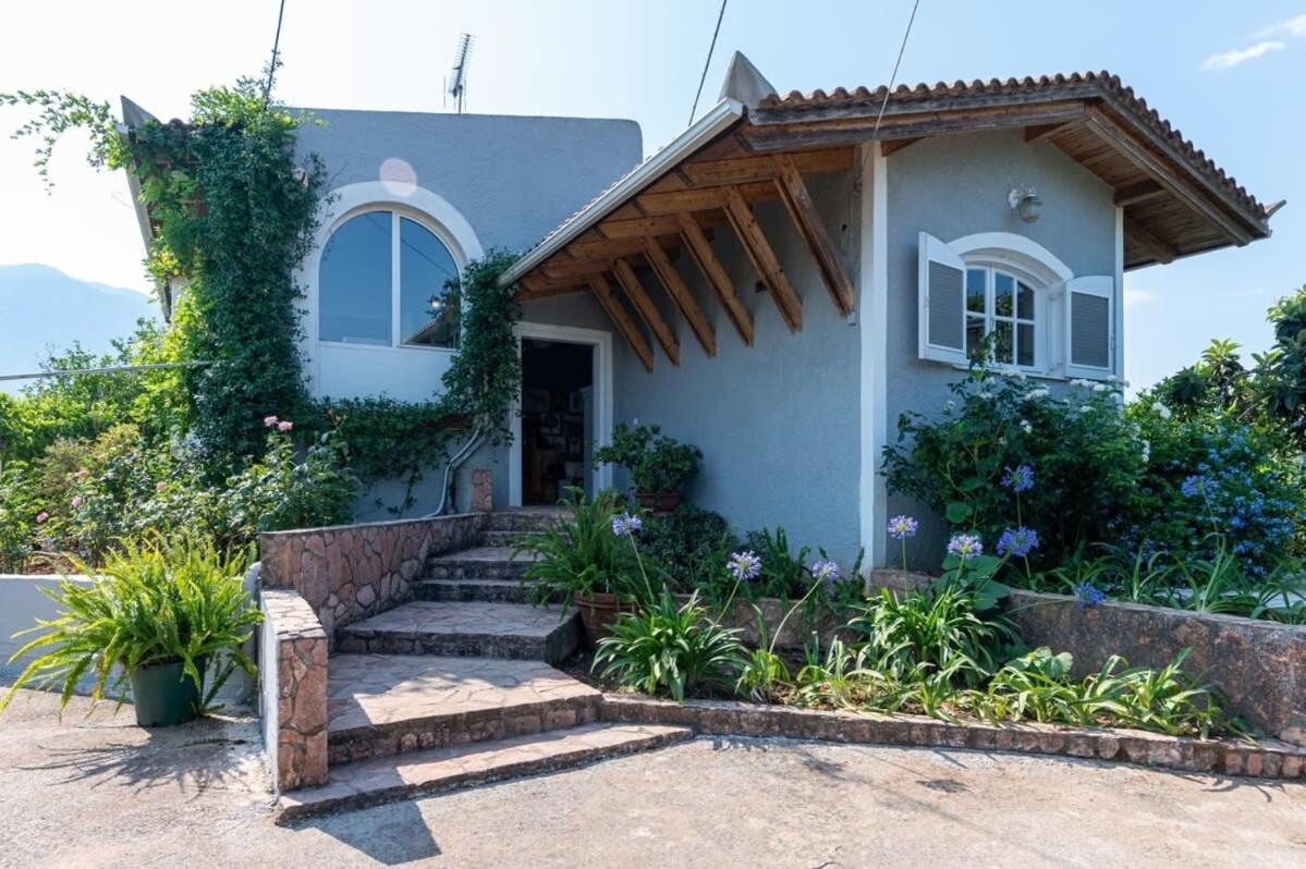 Serene Seaside Bliss - Lush & Secluded Garden Oasis كالاماتا المظهر الخارجي الصورة
